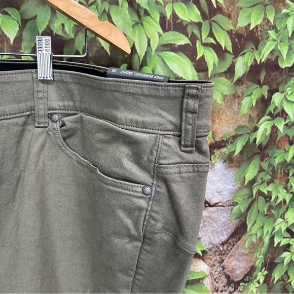 NWT TORRID Olive Cropped Bombshell Skinny Jeans, 28W - Picture 4 of 11